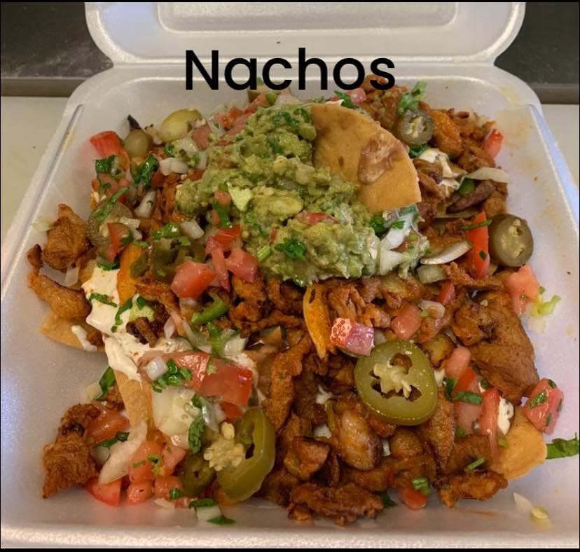 Nachos con guacamole, pico de gallo y jalapeños
