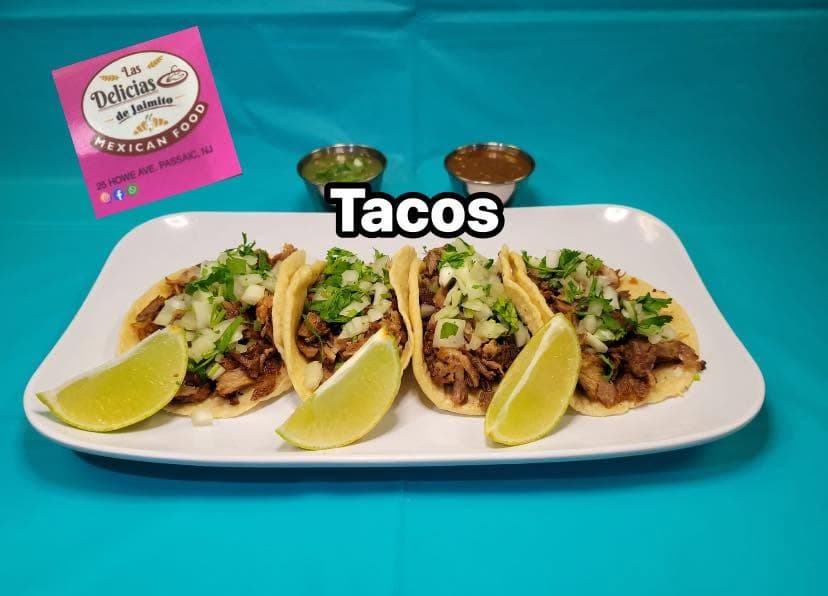 Tacos con cilantro, cebolla, limón y salsas de Las Delicias de Jaimito